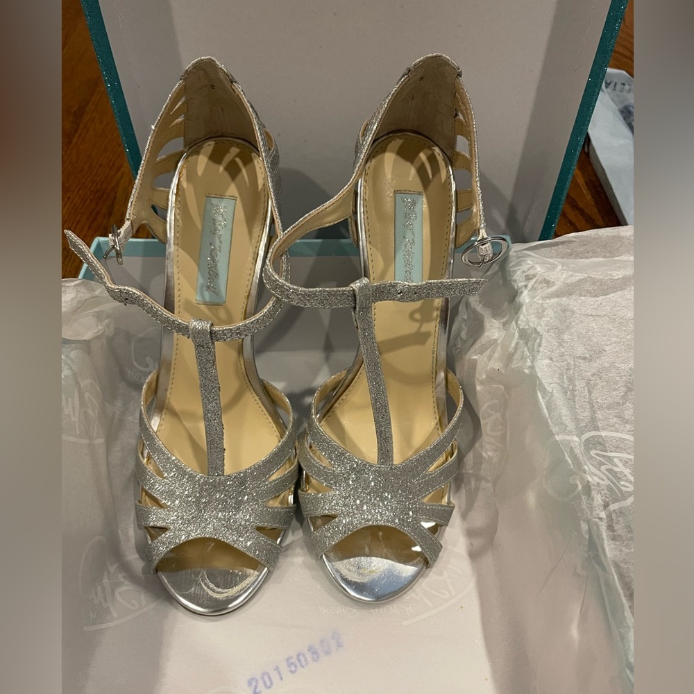 Betsey Johnson - Size 8